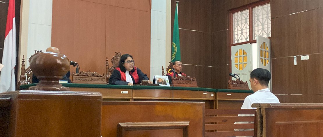 Terdakwa Mustadir Daeng Sila (42), pemilik CV Fenny Frans, divonis 1 tahun 6 bulan penjara dalam kasus dugaan peredaran kosmetik yang mengandung bahan berbahaya. 
