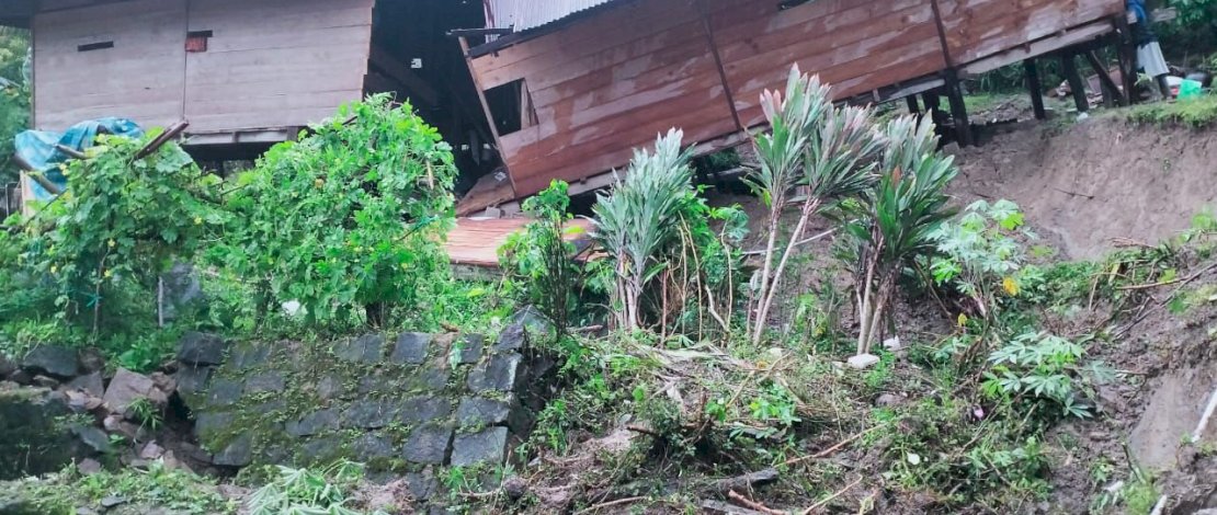 Bencana tanah bergerak kembali melanda Dusun Bena’, Lembang Rano, Kecamatan Rano, Kabupaten Tana Toraja, pada Sabtu malam, 31 Mei 2025, sekitar pukul 21.00 WITA, saat hujan deras mengguyur kawasan tersebut.