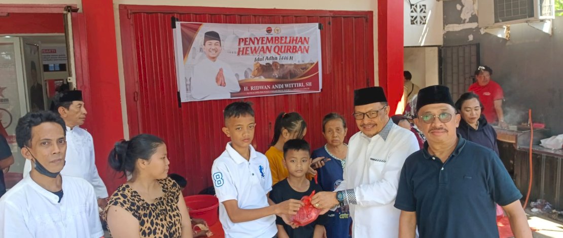Salah satu titik utama pelaksanaan penyembelihan hewan kurban digelar di Sekretariat DPD PDI Perjuangan Sulsel, Jalan Gunung Bawakaraeng, Kota Makassar, Jumat, 6 Juni 2025.