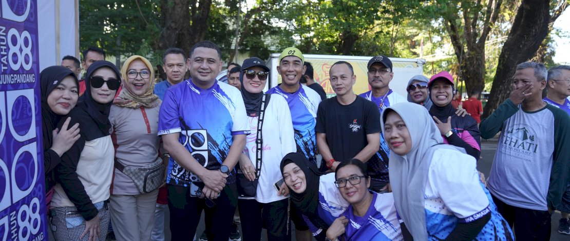 Wali Kota Makassar Lepas Jalan Sehat dan Baksos Reuni Akbar SMADA 88: “Rewind 88, Kisah Tak Pernah Usai”