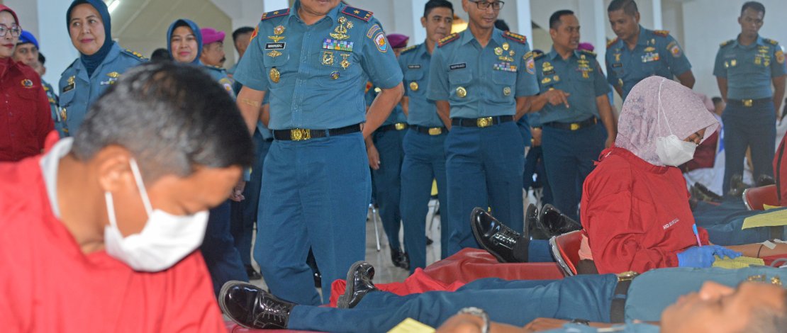Lantamal VI Makassar melaksanakan Bakti Sosial (Baksos) donor darah dan khitanan massal, di Gedung Hasanuddin Mako Lantamal VI, Rabu, 11 Juni 2025.