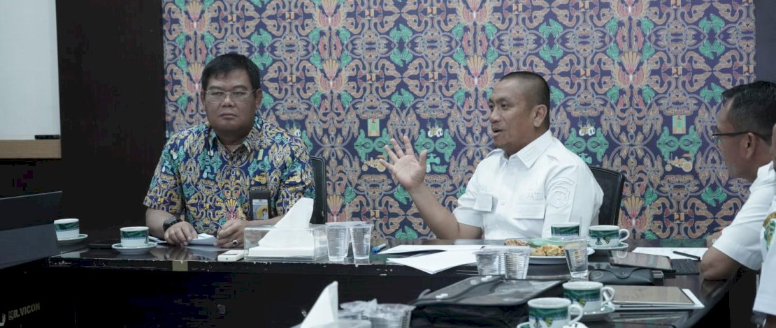 Bupati Luwu Timur Irwan Bachri Syam saat rapat bersama Balai Besar Pelaksanaan Jalan Nasional (BBPJN) Provinsi Sulsel, untuk mematangkan rencana pembangunan gerbang batas kota, Rabu, 11 Juni 2025.