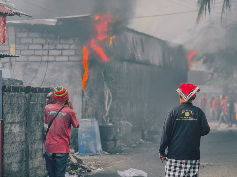Breaking News: Si Jago Merah Mengamuk, Gudang di Pulau Batanta Denpasar Terbakar