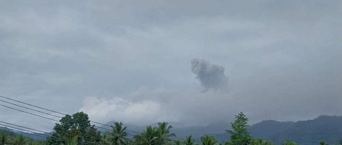 Suasana Gunung Api Dukono di Kabupaten Halmahera Utara, Provinsi Maluku Utara mengalami erupsi. Minggu (15/6/2025), pukul 10.23 WIT. (Foto: Magma ESDM)