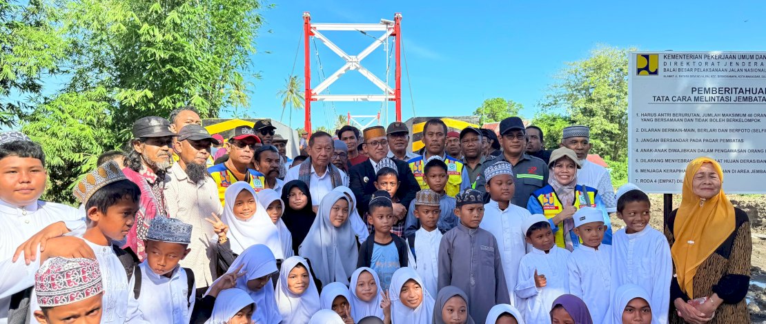 Hamka B Kady berfoto bersama masyarakat usai meresmikan jembatan gantung di Kabupaten Jeneponto, Minggu, 15 Juni 2025. Hamka B Kady berfoto bersama masyarakat usai meresmikan jembatan gantung di Kabupaten Jeneponto, Minggu, 15 Juni 2025.