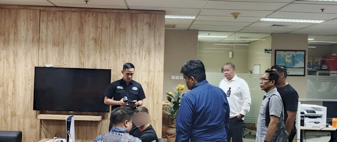 Petugas Imigrasi Bandara Soekarno-Hatta memeriksa warga Australia berinisial DFJ (27) di Jakarta (Foto: Humas Ditjen Imigrasi).