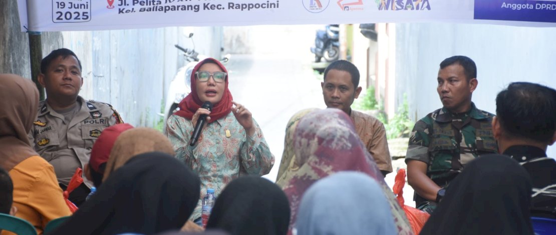Anggota DPRD Kota Makassar, Rezki, mengawali reses ketiga masa persidangan ketiga tahun sidang 2024-2025, di Jalan Pelita IV, RT 4 RW 4, Kelurahan Ballaparang, Kecamatan Rappocini, Kamis, 19 Juni 2025.