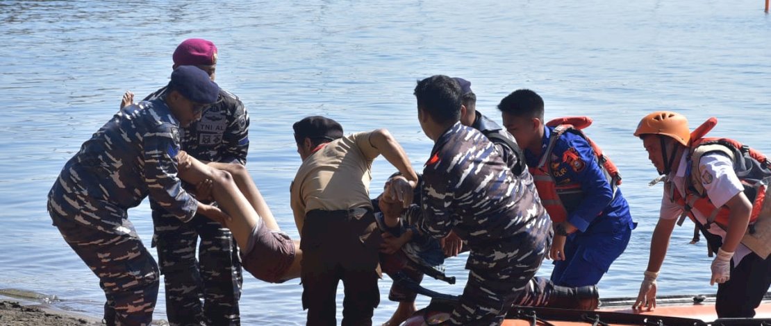 Aksi Cepat Tanggap TNI AL Lantamal VI Bersama Tim Gabungan Evakuasi Korban Bencana Alam Banjir Aksi Cepat Tanggap TNI AL Lantamal VI Bersama Tim Gabungan Evakuasi Korban Bencana Alam Banjir
