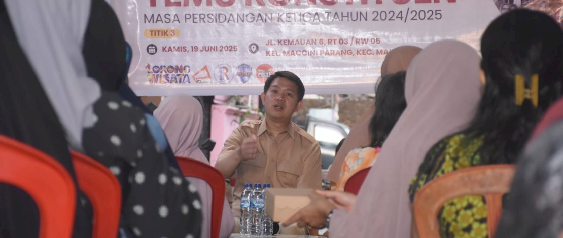 Wakil Ketua DPRD Makassar, Eric Horas, saat menggelar reses ketiga masa persidangan ketiga tahun sidang 2024-2025 di Jalan Kemauan 6 RT 03 RW 05, Kelurahan Maccini Parang, Kecamatan Makassar, Kamis, 19 Juni 2025.
