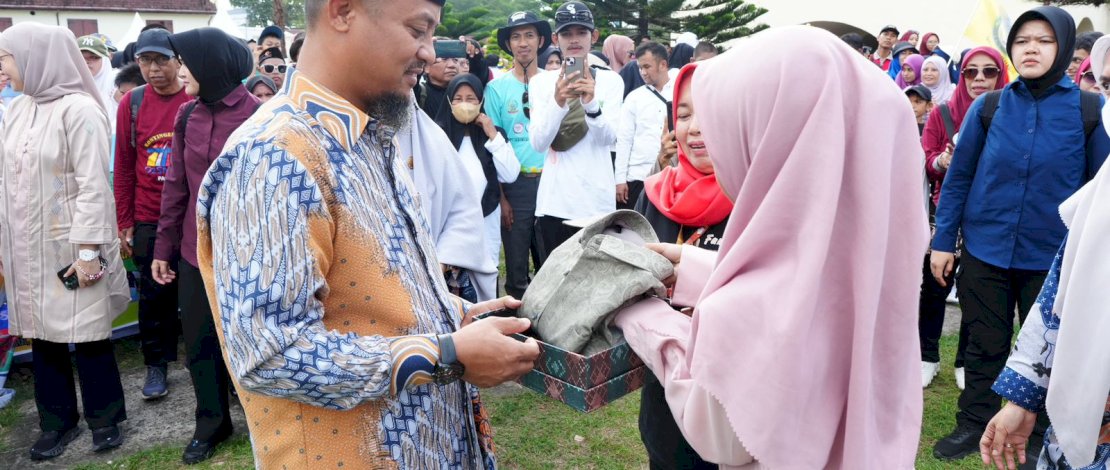 Gubernur Sulsel, Andi Sudirman Sulaiman, dalam kegiatan Ajang Talenta Pendidikan Khusus Tahun 2025 yang diikuti oleh sejumlah SLB se-Sulsel, di Benteng Fort Rotterdam, Makassar, Kamis, 19 Juni 2025. Gubernur Sulsel, Andi Sudirman Sulaiman, dalam kegiatan Ajang Talenta Pendidikan Khusus Tahun 2025 yang diikuti oleh sejumlah SLB se-Sulsel, di Benteng Fort Rotterdam, Makassar, Kamis, 19 Juni 2025.