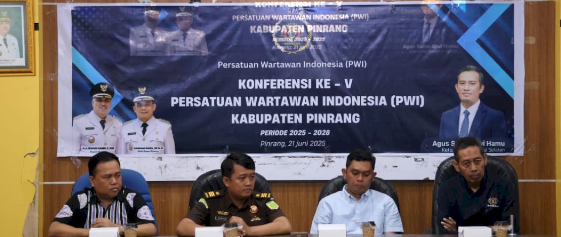 Kepala Dinas Komunikasi, Informatika dan Persandian (Kominfosandi) Kabupaten Pinrang, A Haswidy Rustam, mewakili Bupati Pinrang membuka secara resmi Konferensi ke-5 Persatuan Wartawan Indonesia (PWI) Kabupaten Pinrang, yang digelar di Aula Kantor Dinas P2KBP3A, Sabtu, 21 Juni 2025.