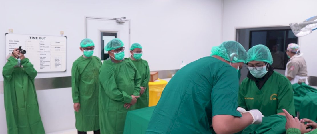 Khitanan Massal serentak se-Sulselbar yang diselenggarakan oleh Perhimpunan Ahli Bedah Indonesia, di Rumah Sakit Padjonga Daeng Ngalle (HPDN) Takalar, Minggu, 22 Juni 2025. Khitanan Massal serentak se-Sulselbar yang diselenggarakan oleh Perhimpunan Ahli Bedah Indonesia, di Rumah Sakit Padjonga Daeng Ngalle (HPDN) Takalar, Minggu, 22 Juni 2025.