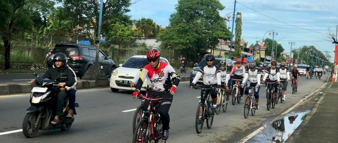 Gowes Bareng (Gobar) Satya Harina Tama Cycling Club (SCC) Sat Brimob Polda Sulsel berhasil menuntaskan rute Makassar - Pangkep. Gowes Bareng (Gobar) Satya Harina Tama Cycling Club (SCC) Sat Brimob Polda Sulsel berhasil menuntaskan rute Makassar - Pangkep.