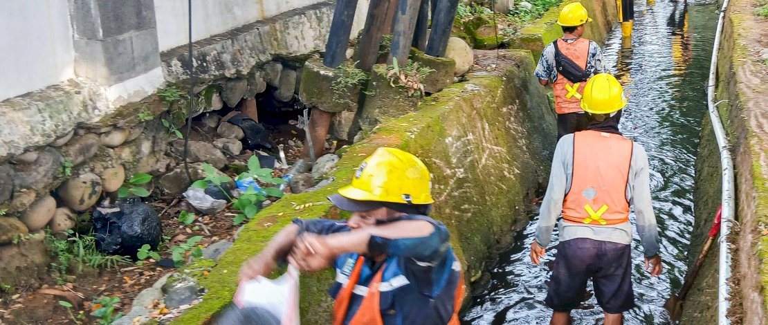 Dinas PU Kota Makassar menurunkan tim untuk mengeruk drainase di depan Kantor Gubernur Sulsel, Minggu, 22 Juni 2025.