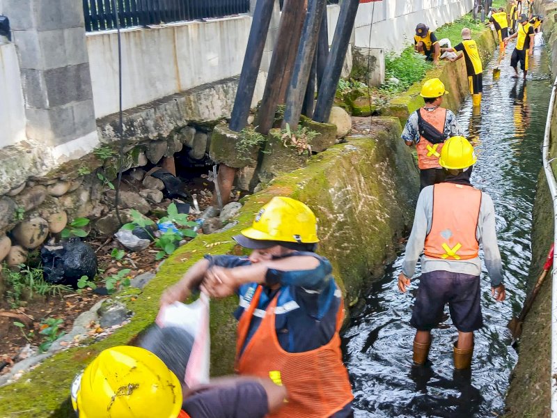 Pemkot Makassar Percepat Penanganan Banjir, Lakukan Pengerukan Drainase di Titik Rawan