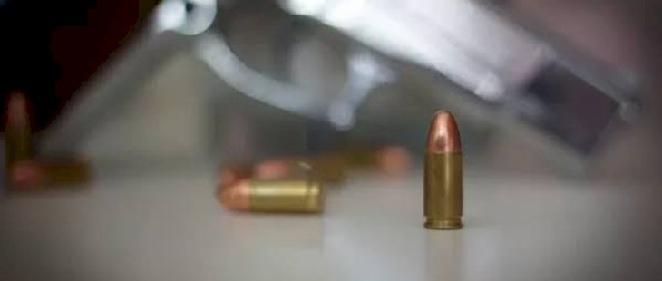 Diduga Terkena Peluru Nyasar, Pria di Makassar Tersungkur Saat Mandikan Anak