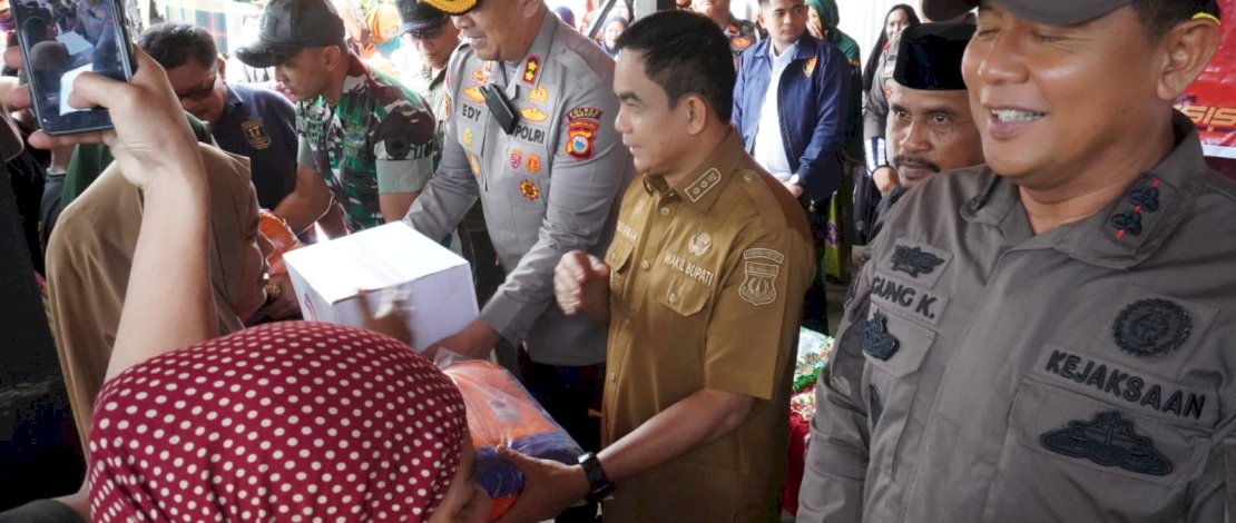 Wabup Pinrang Sudirman Bungi menyerahkan bantuan kebutuhan pokok kepada warga korban angin kencang di Desa Salipolo.