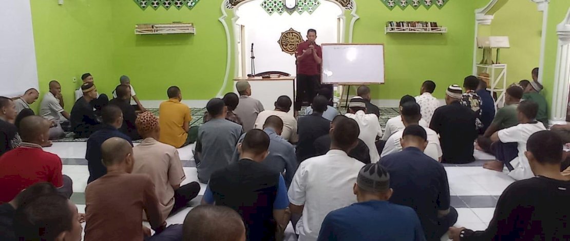 Para WBP dengan antusias mengikuti program-program seperti tahfidz Al-Qur’an, kajian tafsir, dan bimbingan keislaman yang dipandu oleh petugas pembina dan ustaz mitra dari luar lapas, Minggu, 22 Juni 2025. Para WBP dengan antusias mengikuti program-program seperti tahfidz Al-Qur’an, kajian tafsir, dan bimbingan keislaman yang dipandu oleh petugas pembina dan ustaz mitra dari luar lapas, Minggu, 22 Juni 2025.