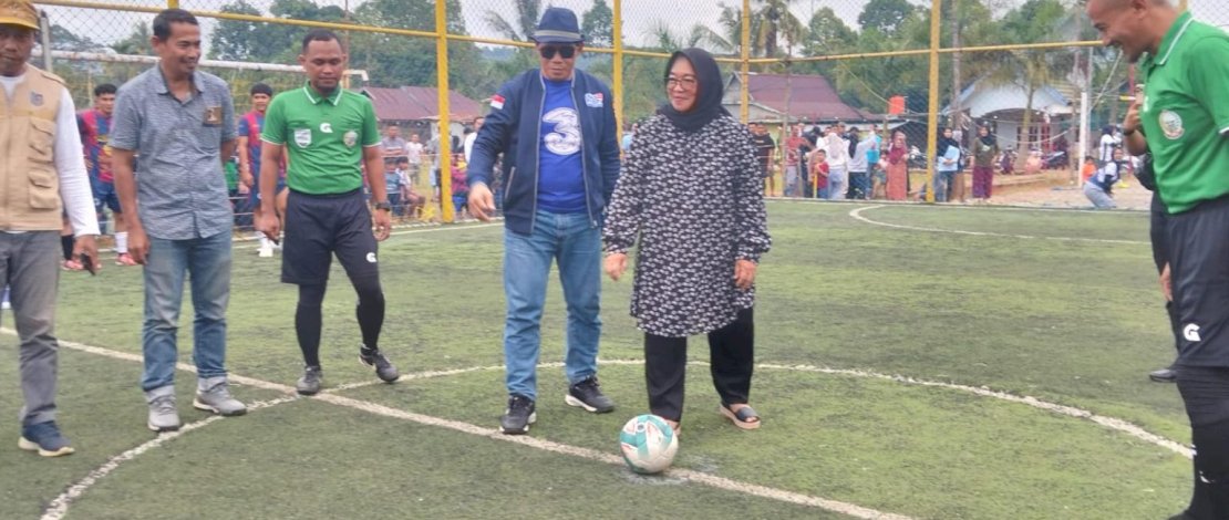 Wakil Bupati Luwu Timur, Puspawati Husler, secara resmi membuka kegiatan Bupati Cup I Tahun 2025 se-Loeha Raya, Minggu sore, 22 Juni 2025.
