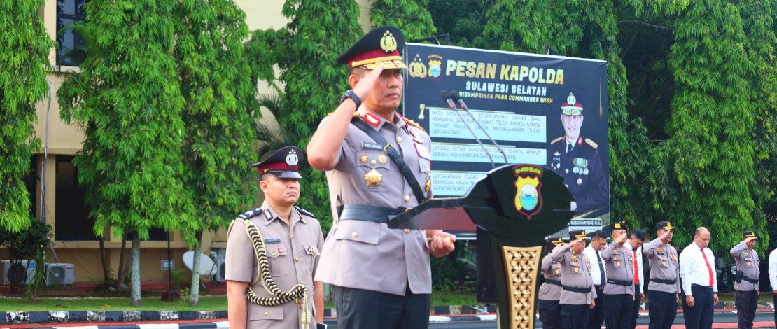 Kapolda Sulsel Irjen Pol Rusdi Hartono memimpin langsung upacara pemecatan polisi nakal, yang digelar secara simbolis di Lapangan Mapolda Sulsel, Jalan Perintis Kemerdekaan, Makassar, Senin, 23 Juni 2025. Kapolda Sulsel Irjen Pol Rusdi Hartono memimpin langsung upacara pemecatan polisi nakal, yang digelar secara simbolis di Lapangan Mapolda Sulsel, Jalan Perintis Kemerdekaan, Makassar, Senin, 23 Juni 2025.