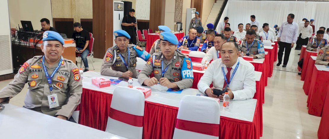 Waka Polres Jeneponto, Kompol Sahabuddin didampingi Kasi Propam AKP Bakri, menghadiri Rakernis Bidang Propam Polda Sulsel Tahun 2025 yang digelar pada Rabu, 25 Juni 2025, di Aula A. Mappaodang Polda Sulsel.

