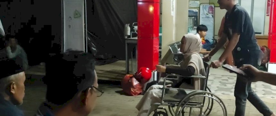 Korban insiden pintu kaca toko kosmetik pecah di Kabupaten Bone menjalani perawatan di rumah sakit.