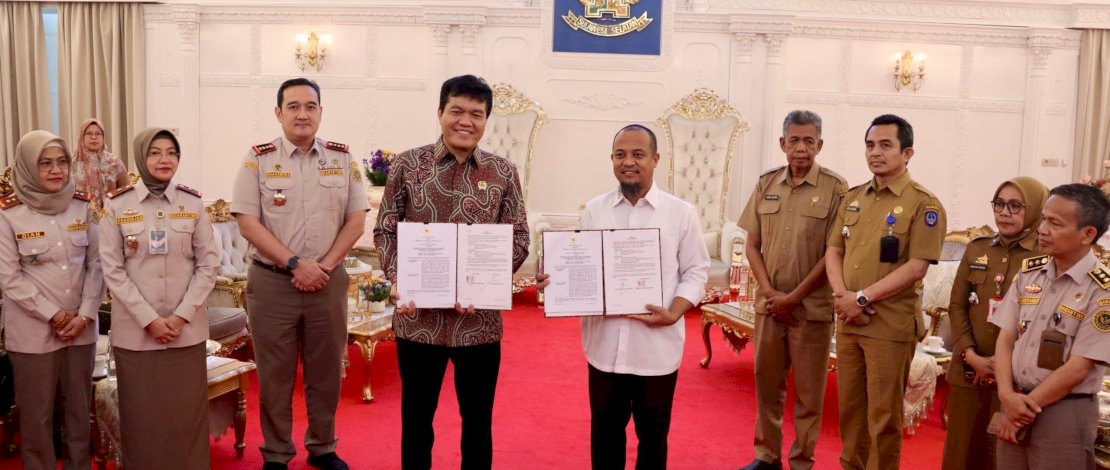 Kepala Barantin, Sahat M Panggabean, saat penandatanganan MoU dengan Gubernur Sulsel Andi Sudirman Sulaiman,  di Rumah Jabatan Gubernur Sulsel, Senin, 23 Juni 2025.
