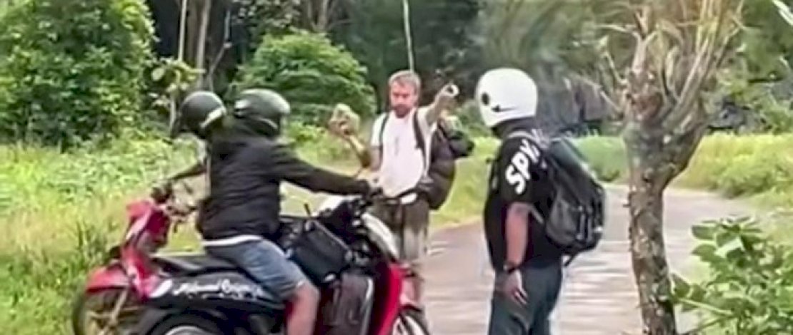 Kesalahpahaman di Leang-Leang, Turis Polandia Diamankan Polisi untuk Hindari Bentrokan Kesalahpahaman di Leang-Leang, Turis Polandia Diamankan Polisi untuk Hindari Bentrokan