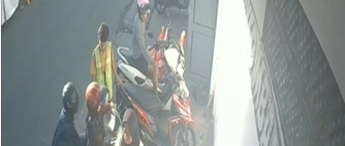 Gara-Gara Parkir, Pengendara Bacok Jukir di Depan Umum