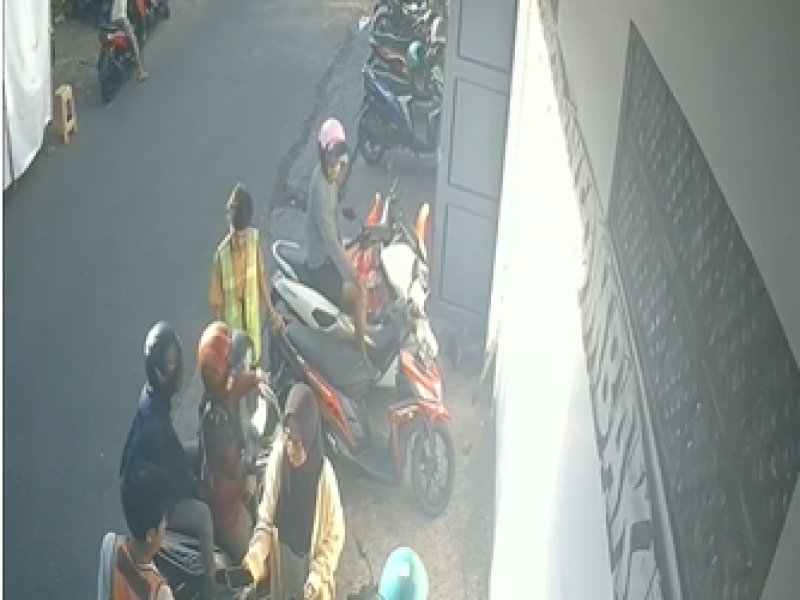 Gara-Gara Parkir, Pengendara Bacok Jukir di Depan Umum