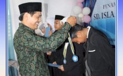 Gelar Acara Penamatan, SD Islam Cendekia Makassar Serahkan Tabungan Belasan Juta ke Murid