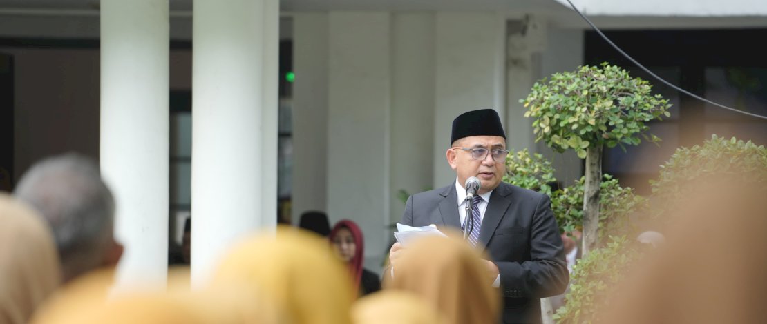 Wali Kota Makassar, Munafri Arifuddin, memimpin apel peringatan Hari Keluarga Nasional (Harganas) ke-32 di halaman Balai Kota Makassar, Senin (30/6/2025). Apel ini diikuti jajaran pejabat Pemkot Makassar dan perwakilan OPD.
