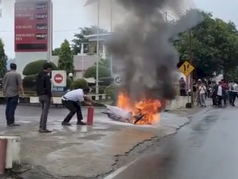 Sepeda Motor Terbakar Usai Isi BBM di SPBU Karella Bone