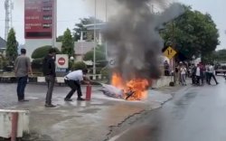 Sepeda Motor Terbakar Usai Isi BBM di SPBU Karella Bone