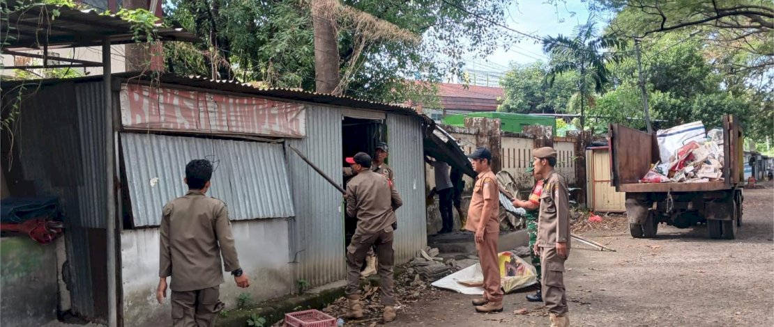 Satpol PP Bongkar Lapak di Trotoar Jalan Nikel, Ruang Publik Dikembalikan