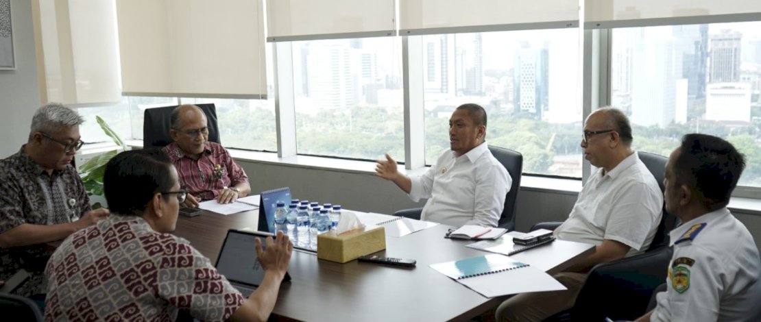 Bupati Luwu Timur Irwan Bachri Syam melakukan audiensi dengan Direktur Jenderal Perhubungan Udara Kementerian Perhubungan (Kemenhub) RI, di Lantai 22 Gedung Kemenhub, Jakarta, pada Selasa, 1 Juli 2025. Bupati Luwu Timur Irwan Bachri Syam melakukan audiensi dengan Direktur Jenderal Perhubungan Udara Kementerian Perhubungan (Kemenhub) RI, di Lantai 22 Gedung Kemenhub, Jakarta, pada Selasa, 1 Juli 2025.