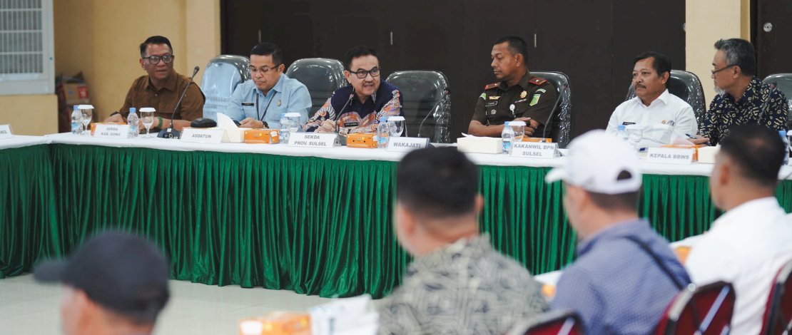 Sekda Sulsel, Jufri Rahman, memimpin Rapat Koordinasi Lanjutan Satgas Percepatan Investasi Provinsi Sulsel, Selasa, 1 Juli 2025, di Aula Lantai 8 Kejati Sulsel. 