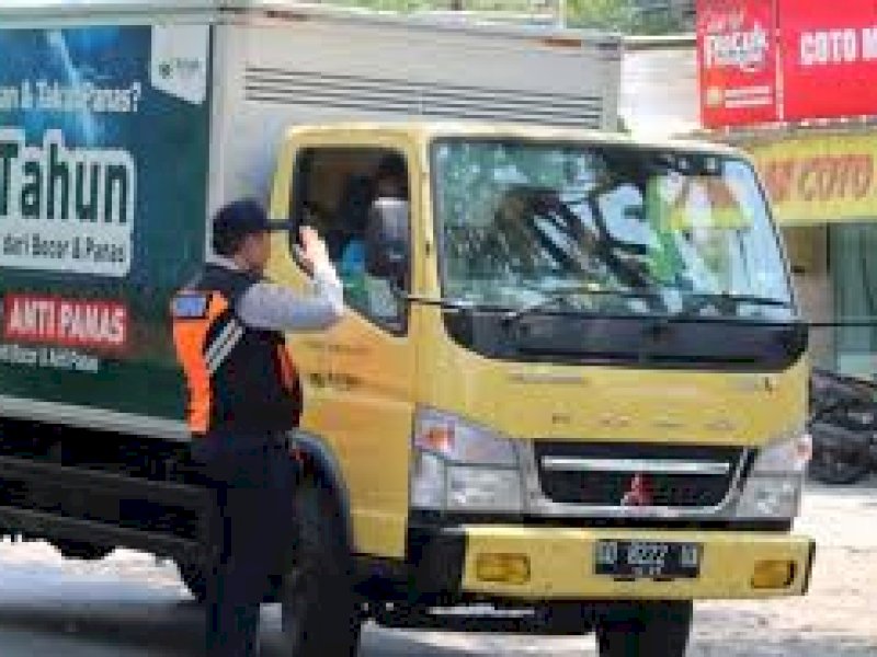 Dishub Makassar Tertibkan Truk Bertonase Berat di Tengah Kota