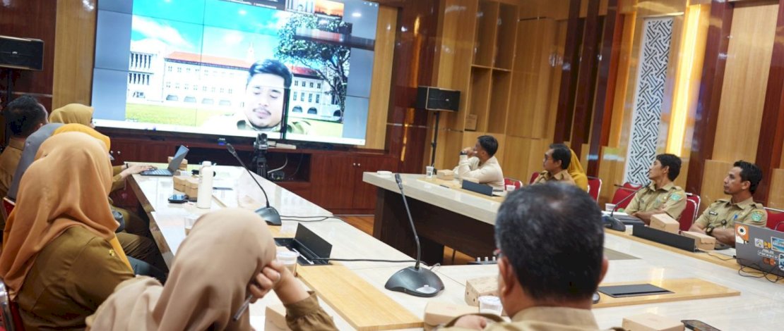 Sekretaris Daerah Kabupaten Luwu Timur, Bahri Suli, mengikuti sosialisasi Program  LSDP atau Program Peningkatan Layanan Publik yang digelar secara daring melalui Zoom Meeting, di Ruang Pimpinan Kantor Bupati Luwu Timur, Selasa, 1 Juli 2025.