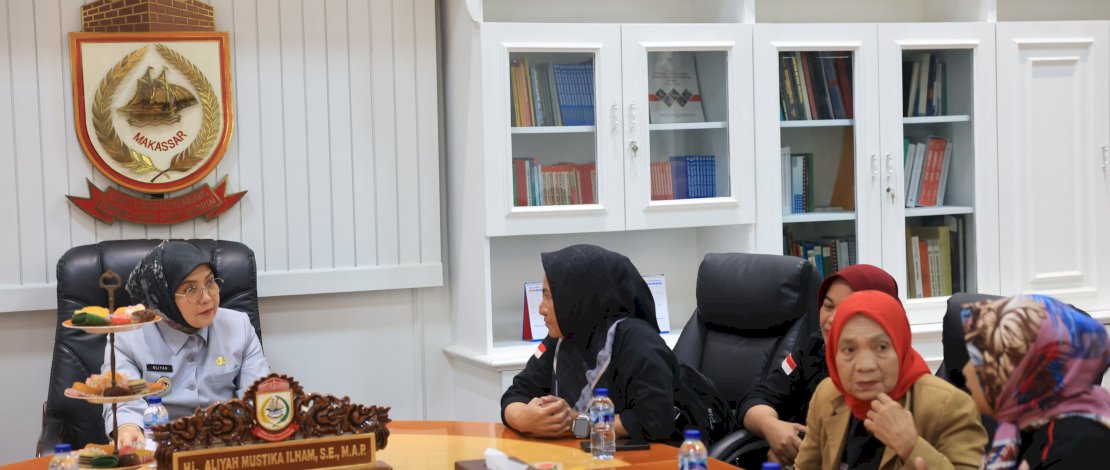 Aliyah Mustika Ilham menerima audiensi dari Komite Perjuangan Rakyat Miskin (KPRM), di Ruang Wakil Wali Kota , Balai Kota Makassar, Rabu, 2 Juli 2025.
