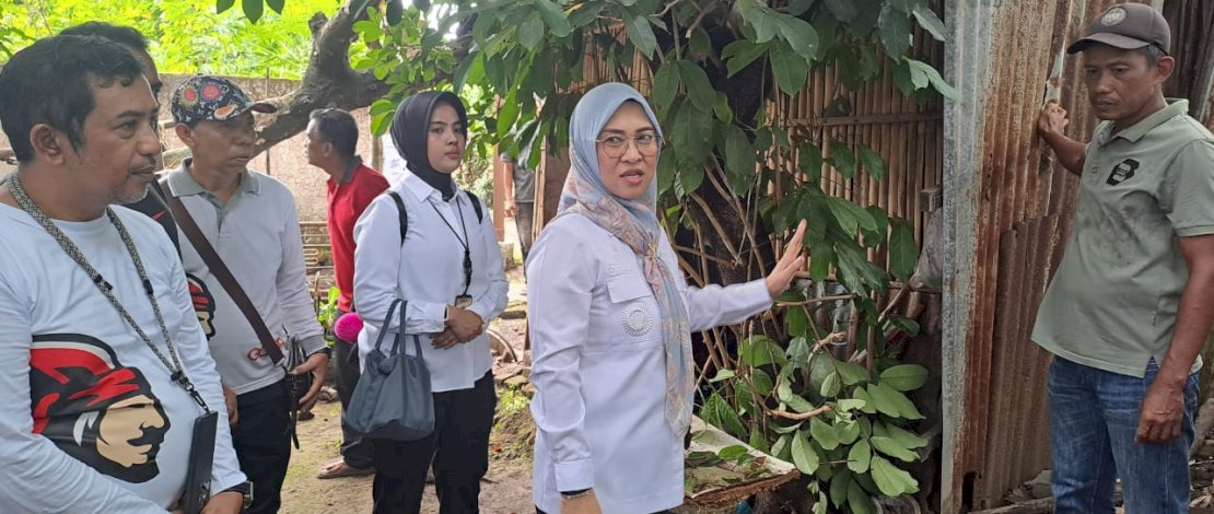 Bupati Gowa Sitti Husniah Talenrang menyalurkan bantuan berupa rumah layak huni kepada Udin (45), warga Desa Tamanyeleng, Kecamatan Barombong, Rabu (2/7/2025).