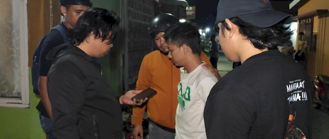 Pelaku Menggunakan Pakaian Kaos Putih Saat Diamankan Unit Resmob Gowa di Rumahnya di Takalar