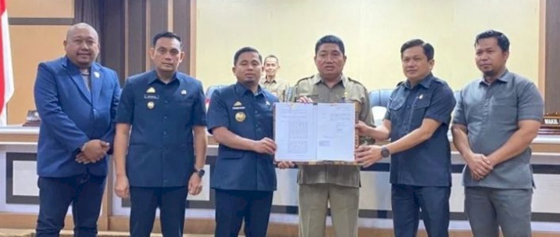 Legislator Golkar Kaharuddi Kadir memimpin rapat paripurna Dewan Perwakilan Rakyat Daerah (DPRD) Kota Parepare, didampingi Wakil Ketua DPRD, Suyuti dan Muh. Yusuf Lapanna, ruang rapat paripurna Lantai III Gedung DPRD, Selasa (1/7). Legislator Golkar Kaharuddi Kadir memimpin rapat paripurna Dewan Perwakilan Rakyat Daerah (DPRD) Kota Parepare, didampingi Wakil Ketua DPRD, Suyuti dan Muh. Yusuf Lapanna, ruang rapat paripurna Lantai III Gedung DPRD, Selasa (1/7).