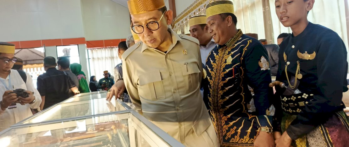 Menteri Kebudayaan RI, Fadli Zon, menghadiri Festival Gau Maraja Leang-leang di Baruga A Kantor Bupati Maros, Kamis, 3 Juli 2025. Menteri Kebudayaan RI, Fadli Zon, menghadiri Festival Gau Maraja Leang-leang di Baruga A Kantor Bupati Maros, Kamis, 3 Juli 2025.