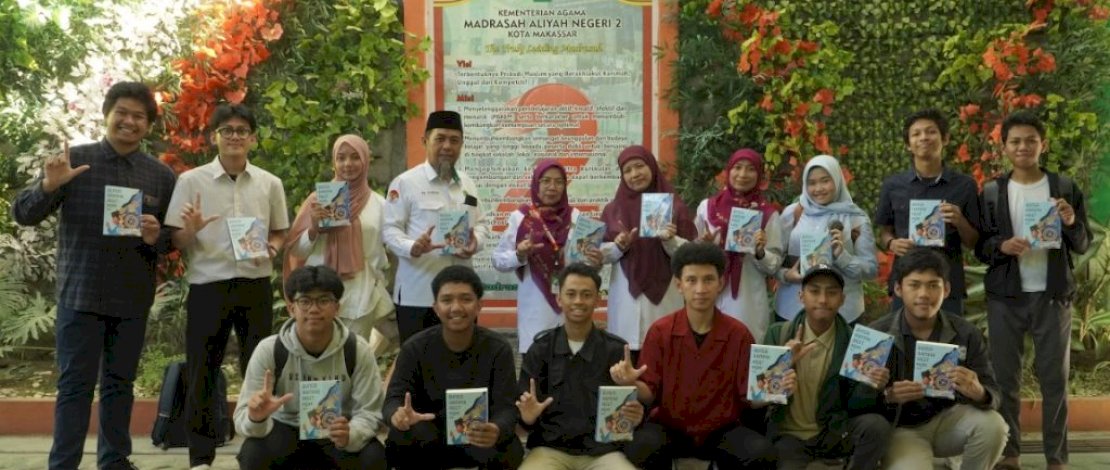 MAN 2 Kota Makassar meluncurkan buku Bunga Rampai Riset M2M 2025, sebuah kompilasi hasil riset unggulan karya siswa periode tahun 2024-2025. MAN 2 Kota Makassar meluncurkan buku Bunga Rampai Riset M2M 2025, sebuah kompilasi hasil riset unggulan karya siswa periode tahun 2024-2025.