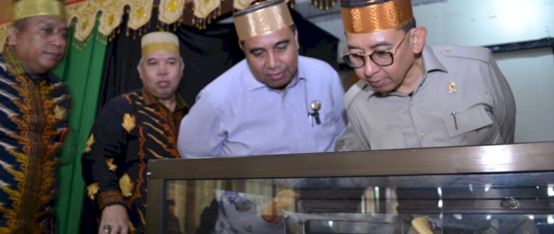 Menteri Kebudayaan Republik Indonesia, Fadli Zon didampingi Bupati Maros, Kamis (3/7/2025) pada Pameran Bilah Pusaka dalam rangkaian Festival Gau Maraja Leang-Leang Menteri Kebudayaan Republik Indonesia, Fadli Zon didampingi Bupati Maros, Kamis (3/7/2025) pada Pameran Bilah Pusaka dalam rangkaian Festival Gau Maraja Leang-Leang