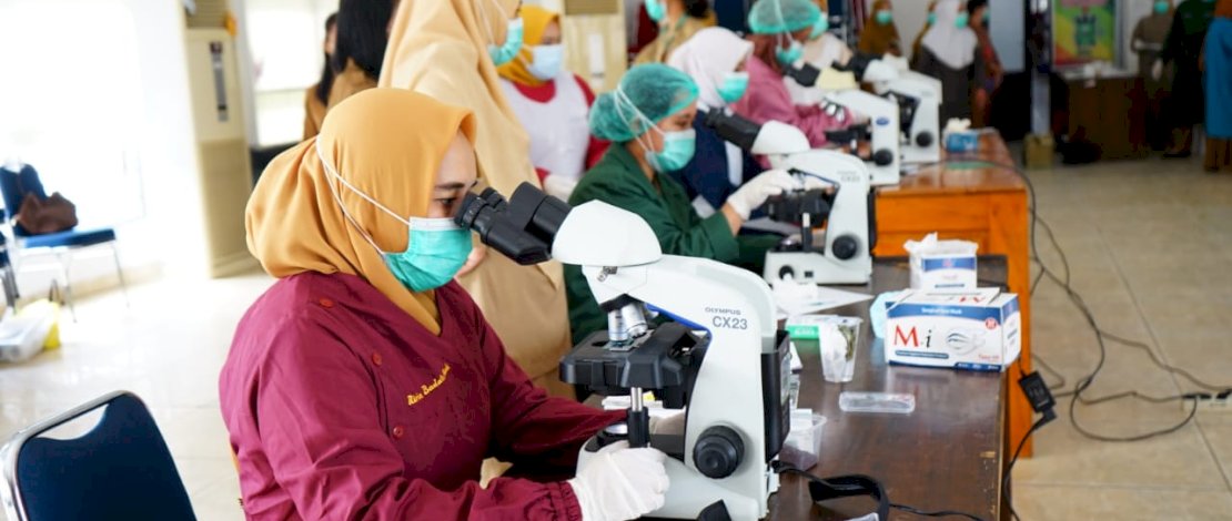 Petugas medis menganalisis sampel untuk mendeteksi keberadaan parasit usus penyebab cacingan.