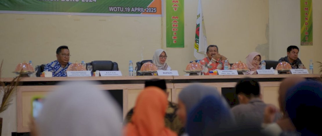 Wakil Bupati Luwu Timur, Puspawati Husler, membuka Rapat Anggota Tahunan (RAT) Koperasi Rahmat Mandiri Tahun Buku 2024, yang diselenggarakan di Aula Hotel Sikumbang Tomoni, Sabtu, 19 April 2025.