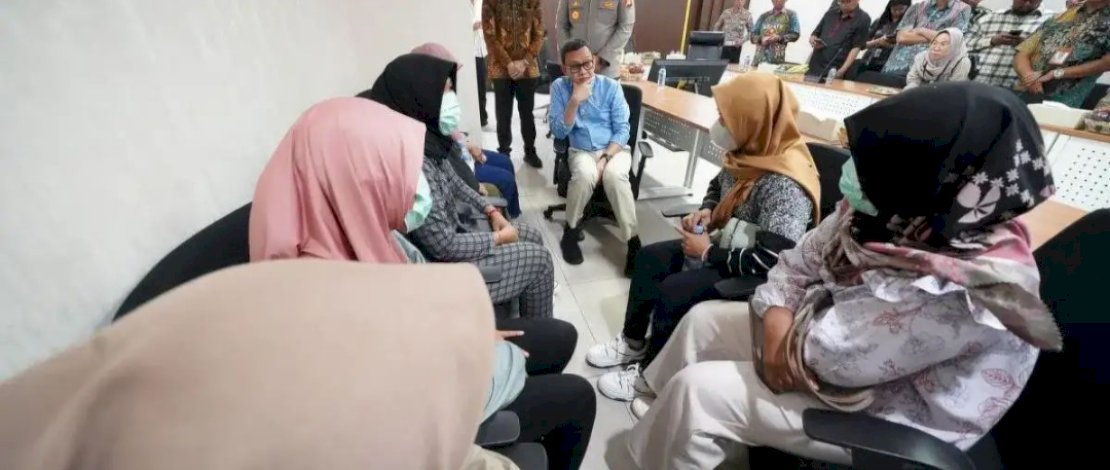 Kadir Karding saat meninjau kondisi 18 calon pekerja migran Indonesia ilegal yang berhasil digagalkan keberangkatannya ke Arab Saudi, di Polres Metro Bekasi Kota, Jawa Barat, Jumat, 4 Juli 2025. 