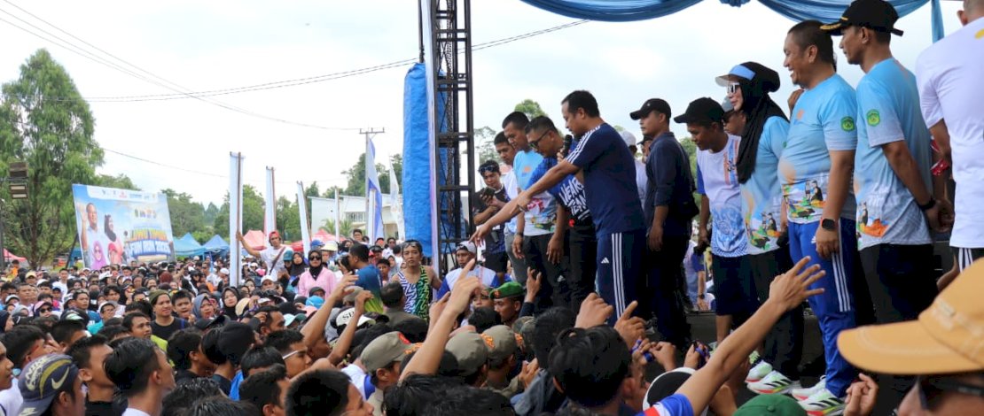 Ribuan peserta memeriahkan event Fun Run yang dilaksanakan dalam rangka memperingati Hari Ulang Tahun Luwu Timur ke-22, yang dipusatkan di Bundaran Batara Guru, Malili, Minggu, 18 Mei 2025.